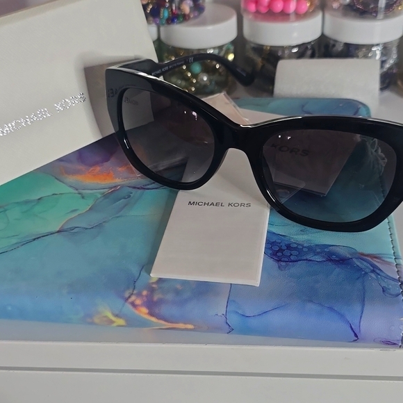 Michael Kors Black & Gold Women's Cat-Eye Gradient Sunglasses (NWT)✨️🖤✨️ - Picture 2 of 8